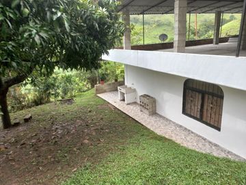 Te vendo esta linda casa finca a dos minutos de la doble calzada entre Girardota y Hatillo bien barata