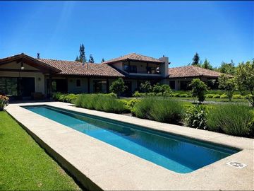 Espectacular casa venta 6d/5B quincho y 2 piscinas Oliveto