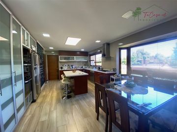Espectacular casa venta 6d/5B quincho y 2 piscinas Oliveto
