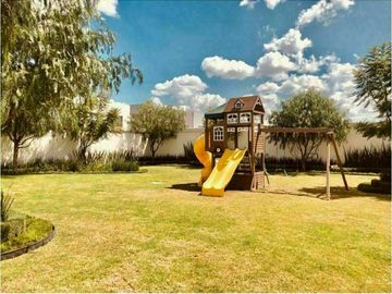 Hermosa Casa en El Refugio Cochera, 3 Recamaras, 3 Baños, Jardín, Alberca