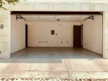 Hermosa Casa en El Refugio Cochera, 3 Recamaras, 3 Baños, Jardín, Alberca