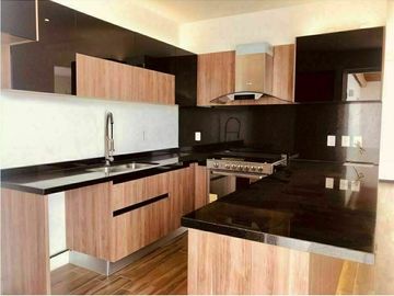 Hermosa Casa en El Refugio Cochera, 3 Recamaras, 3 Baños, Jardín, Alberca