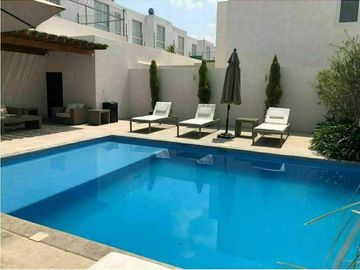 Hermosa Casa en El Refugio Cochera, 3 Recamaras, 3 Baños, Jardín, Alberca