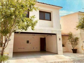 Hermosa Casa en El Refugio Cochera, 3 Recamaras, 3 Baños, Jardín, Alberca