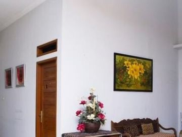 JUAL RUMAH ASRI HALAMAN LUAS SEMI FURNISHED PEKAYON BEKASI