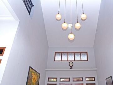 JUAL RUMAH ASRI HALAMAN LUAS SEMI FURNISHED PEKAYON BEKASI