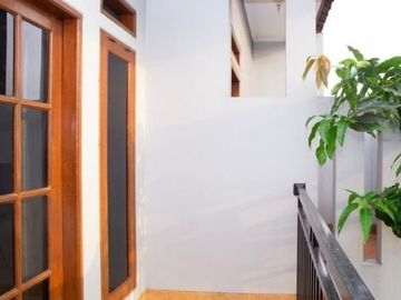 JUAL RUMAH ASRI HALAMAN LUAS SEMI FURNISHED PEKAYON BEKASI