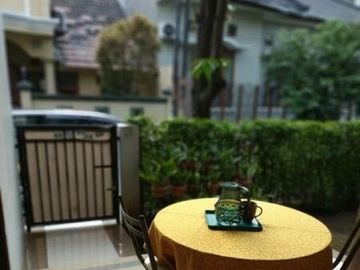 JUAL RUMAH ASRI HALAMAN LUAS SEMI FURNISHED PEKAYON BEKASI