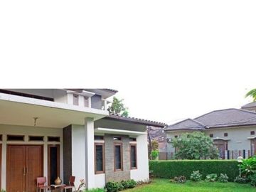 JUAL RUMAH ASRI HALAMAN LUAS SEMI FURNISHED PEKAYON BEKASI