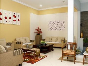 JUAL RUMAH ASRI HALAMAN LUAS SEMI FURNISHED PEKAYON BEKASI