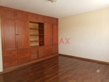 Vendo Amplia Casa En Urb. Mayorazgo - Ate, Límite Con La Molina
