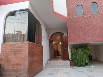 Vendo Amplia Casa En Urb. Mayorazgo - Ate, Límite Con La Molina