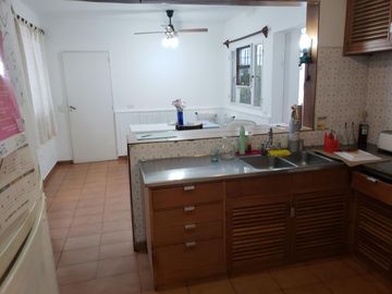 Casa 6 Amb. SUM y Fondo Parq. Excelente