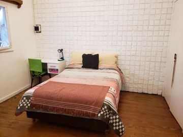Casa 6 Amb. SUM y Fondo Parq. Excelente