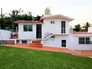 Casa en Venta en residencial del circuito del Lago, Tequesquitengo, Jojutla, Morelos.