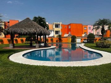 Casa frente a la alberca, Remodelada.  A 10 min del Tec de Monterrey