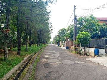 Rumah luas Komplek Grand Pinus RegencyTaman depan & belakang
