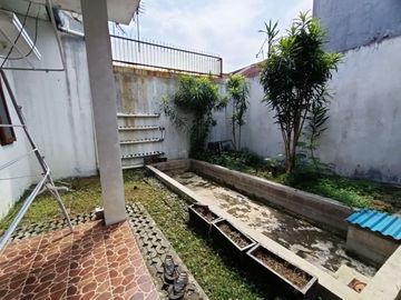Rumah luas Komplek Grand Pinus RegencyTaman depan & belakang