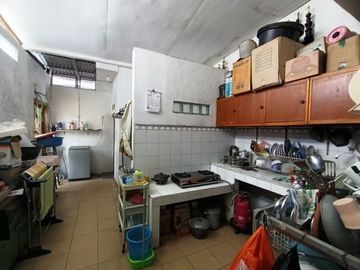 Rumah luas Komplek Grand Pinus RegencyTaman depan & belakang