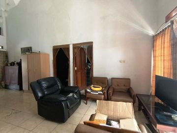 Rumah luas Komplek Grand Pinus RegencyTaman depan & belakang