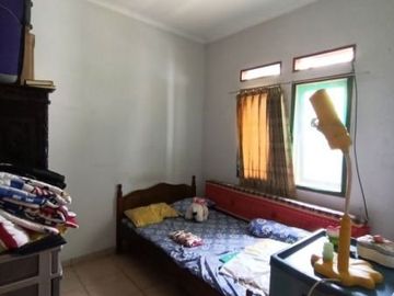 Rumah luas Komplek Grand Pinus RegencyTaman depan & belakang