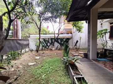 Rumah luas Komplek Grand Pinus RegencyTaman depan & belakang