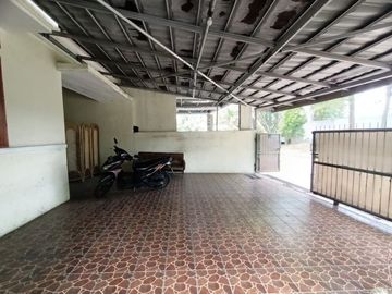 Rumah luas Komplek Grand Pinus RegencyTaman depan & belakang