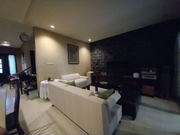 Rumah 2 lantai dalam komplek pinggir jalan bukit cinere