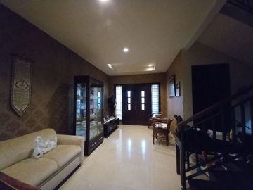 Rumah 2 lantai dalam komplek pinggir jalan bukit cinere