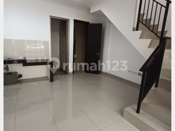 Disewa Rumah Pik 2 Uk 4,5X10 2 Lantai Kosong Siap Huni