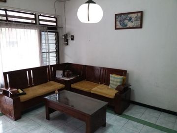 TENGGILIS Rumah Lama Besar 1 Lantai Hook