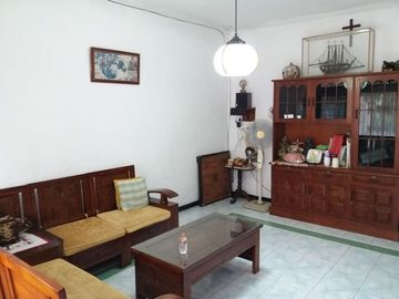 TENGGILIS Rumah Lama Besar 1 Lantai Hook