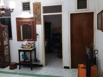 TENGGILIS Rumah Lama Besar 1 Lantai Hook