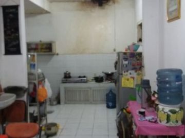 TENGGILIS Rumah Lama Besar 1 Lantai Hook
