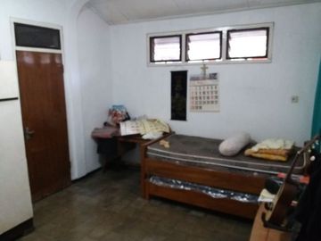 TENGGILIS Rumah Lama Besar 1 Lantai Hook