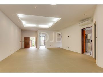 VENTA DE CASA CON PISCINA $998.000 #509