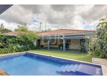 VENTA DE CASA CON PISCINA $998.000 #509