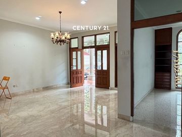 Dijual Rumah Terawat Lokasi Strategis Di Pondok Indah
