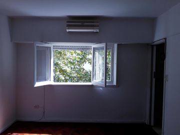 Toda la luz   Monoambiente al frente en excelente ubicación  Piso alto con vista abierta. Cocina independiente también a la calle.