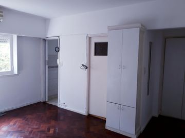 Toda la luz   Monoambiente al frente en excelente ubicación  Piso alto con vista abierta. Cocina independiente también a la calle.