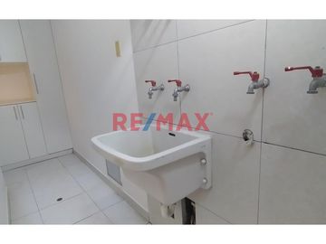 .
Primer piso: 101

Área total 180m2
Área techada: 130 m2
3 baños con ducha
2 cocheras Sótano 1 

3 dormitorios: 
✅ Dormitorio Principal: bañ
