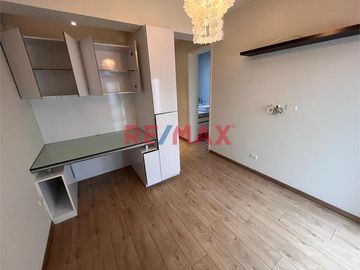 .
Primer piso: 101

Área total 180m2
Área techada: 130 m2
3 baños con ducha
2 cocheras Sótano 1 

3 dormitorios: 
✅ Dormitorio Principal: bañ