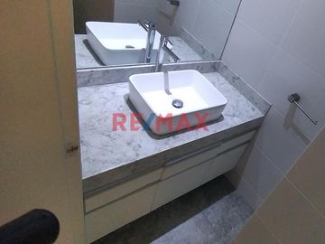 .
Primer piso: 101

Área total 180m2
Área techada: 130 m2
3 baños con ducha
2 cocheras Sótano 1 

3 dormitorios: 
✅ Dormitorio Principal: bañ