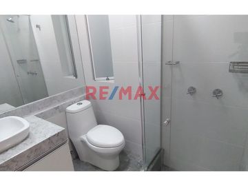.
Primer piso: 101

Área total 180m2
Área techada: 130 m2
3 baños con ducha
2 cocheras Sótano 1 

3 dormitorios: 
✅ Dormitorio Principal: bañ