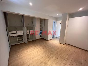 .
Primer piso: 101

Área total 180m2
Área techada: 130 m2
3 baños con ducha
2 cocheras Sótano 1 

3 dormitorios: 
✅ Dormitorio Principal: bañ