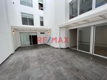 .
Primer piso: 101

Área total 180m2
Área techada: 130 m2
3 baños con ducha
2 cocheras Sótano 1 

3 dormitorios: 
✅ Dormitorio Principal: bañ