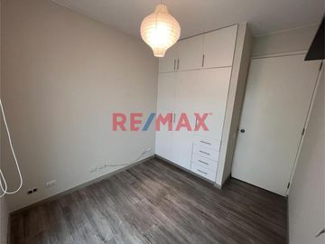 .
Primer piso: 101

Área total 180m2
Área techada: 130 m2
3 baños con ducha
2 cocheras Sótano 1 

3 dormitorios: 
✅ Dormitorio Principal: bañ