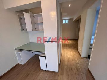 .
Primer piso: 101

Área total 180m2
Área techada: 130 m2
3 baños con ducha
2 cocheras Sótano 1 

3 dormitorios: 
✅ Dormitorio Principal: bañ