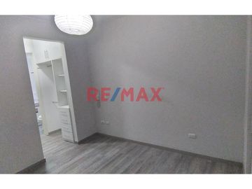.
Primer piso: 101

Área total 180m2
Área techada: 130 m2
3 baños con ducha
2 cocheras Sótano 1 

3 dormitorios: 
✅ Dormitorio Principal: bañ