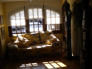 San Miguel de Ghiso Country Club, Chalet de tres dormitorios, dos baño.
En planta baja living comedor con vista al golf, toilete, cocina comedor, habi